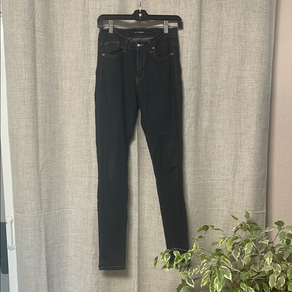 Sleek Black Skinny Jeans for a Timeless Look